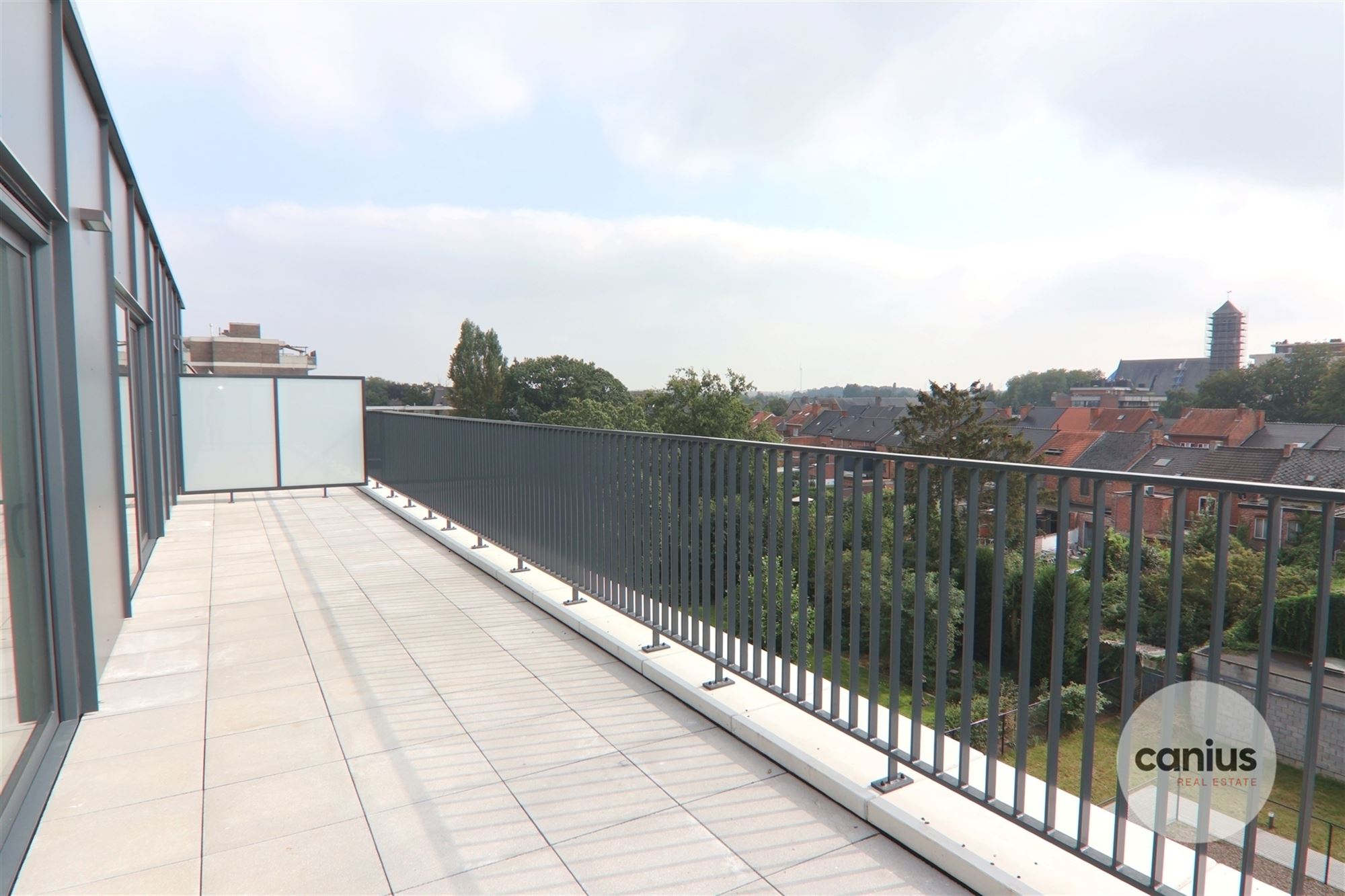 GESCHILDERDE PENTHOUSE IN HARTJE HASSELT MET 2 SLKS + 2 TERRASSEN &amp; PARKING - foto 3