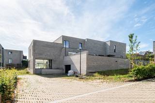 Wordt dit uw toekomstige thuis in een volledig nieuw aangelegde, autoluwe en groene verkaveling?<br /><br />Woongeheel ‘Danhieux’ bestaat uit verschillende, unieke types van woningen, die samen een harmonieus geheel vormen. <br />Lot 13 is een gesloten bebouwing met 3 slaapkamers en als extra troef een kelderruimte.<br /><br />Elke woning wordt voorzien van duurzame installaties om de energiekosten te drukken en de impact op het klimaat te verkleinen. Door het gebruik van deze hedendaagse technieken zijn de woningen niet enkel heel energiezuinig maar ook volledig FUTURE PROOF (E-peil <20): een duurzame en kwalitatieve investering voor de toekomst.<br /><br />De ruwbouwwerken zijn inmiddels afgerond, dus verhuizen is reeds mogelijk binnen 4 maanden!<br /><br />Voor meer informatie ontvangen we u graag ter plaatse of op ons kantoor om uw nieuwe thuis tot in de puntjes toe te lichten. Bel nu Elien Mombaerts op het nummer 0470/38.21.30.<br />