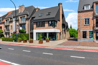 <span>Op een uitstekende locatie in het centrum van 's-Gravenwezel bevindt zich dit volledig gerenoveerde duplexappartement van ca. 170 m². <br />Dankzij de privatieve inkom heeft dit duplex appartement het gevoel van een woning. <br /><br /><span><strong>Indeling</strong></span><br /><br />Aparte inkom - toegang tot de private keldergerging met 2 compartimenten. <br /><br /><span><strong>Verdieping 1</strong></span><br /><br />inkomhal met gastentoilet - via een smeedijzeren deur is er toegang tot de leefruimte in L-vorm op parket en ingedeeld in een salon en eetkamer. De volledig geïnstalleerde keuken sluitt aan op de leefruimte en is voorzien van alle hedendaags comfort. <br />Vanuit de keuken bereikt u een ruime wasplaats/berging vanwaar u eveneens toegang hebt tot terras. Via de buitentrap bereikt men de achterliggende parking.
<br />Verder is er op deze verdieping een eerste slaapkamer of polyvalente kamer/bureau met een en-suite badkamer uitgerust met inloopdouche en badkamermeubel met lavabo en een aparte ruime dressing.<br /><br /><span><strong>Verdieping 2</strong></span> <br /><br />Op de duplexverdieping bevinden zich 3 slaapkamers, badkamer 2 met lavabomeubel voorzien van dubbele lavabo en een ligbad/douchecombinatie.<br />Het apart toilet is op de nachthal.<br />Van hieruit is er via een uitschuifbare trap toegang tot de geïsoleerde bergzolder.<br /><br /><span><strong>Bijzonderheden<br /></strong></span></span><br /><span>Verwarming op aardgas, alu-ramen met dubbele beglazing, kleinschalig gebouw, ruime parking achteraan, energiezuinig gerenoveerd, <br />EPC 137 kWh/m² - label B - UC 3918870<br />Vg-Wg-Gvv-Gvkr-Gmo-Gworg</span>