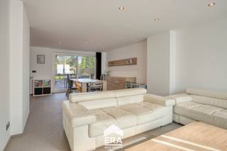 [[ DIT PAND NEEMT DEEL AAN DE ERA OPEN HUIZEN DAG OP 19/9 VAN 13:00 TOT 14:00 ]]<br /> 
<p>Deze instapklare gezinswoning is gelegen in een rustige omgeving en beschikt over een volledig omheinde tuin. Dankzij de grondige renovatie werd de woning volledig vernieuwd en biedt ze vandaag een moderne en verzorgde uitstraling. Ook de ramen en deuren werden recent vervangen, wat zorgt voor extra comfort en een goede isolatie.</p>

<p><br />De woning biedt met haar 5 slaapkamers (mogelijkheid voor een 6de slaapkamer) heel wat ruimte voor een gezin. De lichtrijke woonkamer sluit mooi aan op de volledig vernieuwde keuken met centraal eiland en ingebouwde toestellen. De moderne badkamer beschikt over een dubbele lavabo, ingebouwde kasten en een ruime inloopdouche. Via de vaste trap bereik je de volledig afgewerkte zolder, die perfect kan dienen als extra slaapkamer, bureau of hobbyruimte. Buiten is er een ruime garage.</p>

<p><br /><strong>Enkele troeven:</strong></p>

<ul><li>Instapklaar: EPC B &amp;amp; een conforme stroomkeuring</li><li>5 ruime slaapkamers met mogelijkheden voor dressing of bureau</li><li>Volledig omheinde tuin met ruime garage</li><li>Slaapkamers zijn elk voorzien van een airco</li><li>Beneden is er overal vloerverwarming</li></ul>

<p><br />Ben je op zoek naar een ruime, instapklare woning met veel ruimte en comfort op een rustige maar goed bereikbare locatie? Neem dan contact met ons op via impact@era.be of 089 46 48 63. Khaz helpt je graag verder!</p>