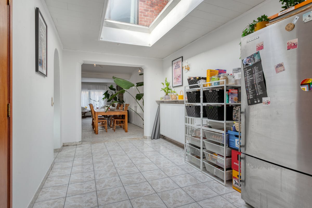 Te renoveren gezinswoning met tuin op toplocatie - foto 5