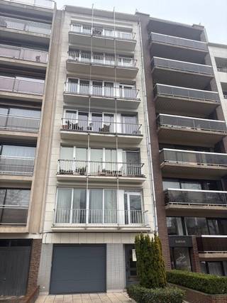 Deze gemeubelde studio bestaat uit inkom, woonkamer met schuifraam naar terrasje, open keuken (volledig uitgerust), badkamer met douche en toilet, ruimte waar wasmachine kan aangesloten worden.<br />Op het gelijkvloers is achteraan ook een klein terrasje.<br />Privatieve kelder hoort bij deze studio. EPC: 851 kWh.<br />Privatieve tellers voor water, elektriciteit en gas.<br />Vrij per 01/05/2026.<br />Maandelijkse huurprijs: 750 EUR + 50 EUR provisie kosten = 800 EUR per maand.