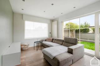Gelijkvloerse woning met 3 SLPKS, garage en tuin in een rustige buurt te Houthulst.<br /><br />ONTDEK DE VASTGOEDVIDEO; https://youtube.com/embed/_CXtPWZ-tAY<br /><br />Indeling;<br /><br />Inkom (3,5m²) - open leefruimte (26m²) - Volledig uitgeruste keuken met eiland bestaande uit: vaatwasser, Amerikaanse frigo, SMEG gasfornuis 7 pits met 3 ovens en warmhoudplaat, microgolfoven en wasbekken (20,8m²) - apart toilet - inpandige garage met automatische sectionale poort, douchecel en inbouwkasten (26,2m²) - nachthal (8,3m²) - 3 slaapkamers (15,2m² - 12,5m² - 10,5m²) - bergruimte / bureau (5,1m²) - badkamer met handdoekradiator, toilet, ligbad, dubbele lavabo, inloopdouche (9,3m²) - tuin met terras (140m²) - tuinberging (26m²) zij-oprit (100m²)<br /><br />Extra: overal centrale verwarming op aardgas, conforme EK, zonnepanelen, elektrische rolluiken, alles op het gelijkvloers, asbestveilig,...