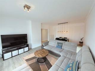 <p><strong>Aartselaar: Ruim 2-slaapkamerappartement met terras en autostaanplaats</strong></p><p>Op zoek naar een ruim en comfortabel appartement op een centrale locatie in Aartselaar? Dit aangename appartement (bruto-opp: 83m2) op de eerste verdieping combineert een praktische indeling met veel licht, een gezellig terras én een private autostaanplaats.Het appartement bevindt zich vlak bij de Hoevelei, met een vlotte verbinding naar het centrum van Aartselaar en de belangrijkste invalswegen. Bij het binnenkomen leidt de inkomhal naar de ruime en lichtrijke woonkamer, waar de grote raampartijen voor een aangename natuurlijke lichtinval zorgen. Aansluitend bevindt zich de volledig geïnstalleerde keuken.Verder beschikt het appartement over twee volwaardige slaapkamers, een apart toilet en een badkamer met inloopdouche. Aan de achterzijde wacht een extra troef: een gezellig terras over de volledige gevelbreedte, ideaal om rustig van de buitenlucht te genieten.</p><p>Ook aan praktisch comfort geen gebrek. In de kelder beschikt het appartement over een privatieve berging én een autostaanplaats. De vaste kosten bedragen € 236 per maand en omvatten onder meer water, verwarming, lift, elektriciteit van de gemeenschappelijke delen, syndicus, blokpolis en bijdrage aan het reservekapitaal.</p><p>Een ruim en compleet appartement voor wie centraal wil wonen in Aartselaar zonder in te boeten aan comfort. Ook interessant als investering!</p><p><strong>Troeven op een rij:</strong></p><ul><li>Centrale ligging</li><li>Ruime slaapkamers (2)</li><li>Lichtrijke leefruimte</li><li>Energiezuinig (EPC-B)</li><li>Volledig geïnstalleerde keuken</li><li>Terras over de volledige gevelbreedte</li><li>Autostaanplaats</li></ul><p><strong>Interesse? Contacteer ons vandaag nog voor meer informatie of een bezoek ter plaatse en ontdek zelf wat dit appartement te bieden heeft.</strong></p>