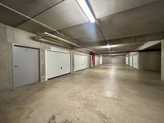 Op zoek naar extra ruimte om uw spullen netjes en veilig op te bergen?<br /><br />De berging bevindt zich in een goed onderhouden gebouw, namelijk residentie Conincklijke Passage te centrum Roeselare.<br />Deze praktische berging biedt de perfecte oplossing voor wie nood heeft aan bijkomende opslagruimte, ideaal voor archief, verhuisdozen, seizoensmateriaal, gereedschap, ...<br /><br />Perfect voor bewoners of externen die extra bergruimte nodig hebben.<br /><br /><strong>Ook wild geworden van deze berging? <br />Twijfel niet langer en leg vandaag nog uw bezoek vast! </strong>