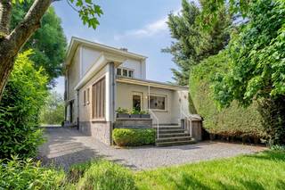 <p>A charming semi-detached property with exceptional potential in a prime location in Eppegem!</p><p>Looking for a spacious family home that you can finish entirely to your own taste? Then this light-filled property, with no less than 199 m² of living space, is definitely worth a visit. Built in 1961 and fully reinforced with concrete, this property offers a particularly solid foundation for those who appreciate space, light and possibilities.</p><p></p><p>Asking price: €387,000 I Availability: from completion </p><p>The spacious entrance hall leads into an open-plan living area with a pleasant sense of connection. The stylish glass panels between the entrance hall and the dining room ensure maximum natural light, whilst the fireplace forms a natural partition between the sitting and dining areas. The result is an open, airy living experience with cosy separate living areas.</p><p>Upstairs there are two full-sized bedrooms, a study/dressing room (potential third bedroom) and a bathroom with shower. The fully concrete-floored attic also offers the possibility of creating two further bedrooms.</p><p>A real asset is the impressive 52 m² dry cellar, 33.7 m² of which is a crawl space, ideal as a storage, hobby or workspace. In addition, the property features a garage/workshop of approx. 50 m², perfect for the self-employed, hobbyists or anyone looking for extra storage space.</p><p>The property enjoys excellent accessibility with a Mobiscore of 7.3/10, close to shops, schools and public transport. The s</p><p>Translated with DeepL.com (free version)</p>