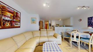 Charmant te renoveren appartement met 2 slaapkamers, ideaal gelegen op wandelafstand van de zeedijk in Heist.<br />Dit lichtrijke appartement biedt een uitstekende opportuniteit voor wie op zoek is naar een tweede verblijf aan zee of een interessante investering. De indeling omvat een gezellige leefruimte, een keuken, twee volwaardige slaapkamers en een badkamer.<br />Een extra troef is de mogelijkheid om een derde kamer te creëren, waardoor het pand perfect kan worden aangepast aan uw wensen of noden.<br />Dankzij de topligging vlak bij de zeedijk, winkels en openbaar vervoer geniet u hier van het beste wat Heist te bieden heeft.<br />Kortom, een appartement met veel potentieel op een uitstekende locatie, klaar om omgevormd te worden tot uw ideale stek aan zee.