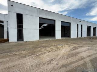 Nieuwbouw KMO-unit te huur in bedrijventerrein Deinze Noord, vlakbij de oprit en afrit van de E40 in Drongen. De unit heeft een oppervlakte van 886...