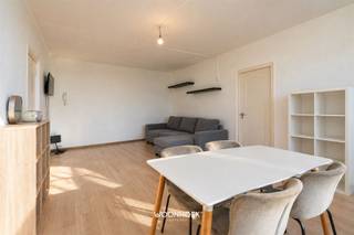 <p><span>Op een zeer centrale ligging nabij het hart van het historisch centrum van Gent bevindt zich dit lichtrijke en ruime appartement met 3 slaapkamers. Ideaal voor wie op zoek is naar een investering, een eigen woonst met potentieel of een woonplek voor studerende kinderen.</span></p><p><span>Dankzij de gunstige ligging op wandel- en fietsafstand van het station Gent-Dampoort, winkels, ontspanningsmogelijkheden en het historisch centrum geniet je van de combinatie tussen een aangenaam wooncomfort en een uitstekende bereikbaarheid.</span></p><hr /><p><span>Via de gemeenschappelijke inkomhal, voorzien van een lift, betreed je de privatieve inkomhal van het appartement. Aansluitend bevindt zich de ruime en lichtrijke leefruimte. De grote raampartijen met HR+ beglazing geven de ruimte een open en aangenaam gevoel. Er is voldoende plaats voor zowel een gezellige zithoek als een volwaardige eethoek. Vanuit de leefruimte heb je toegang tot het ruime zonneterras met een bijzonder uitzicht. Hier geniet u van een moment buiten, midden in de levendige stadsomgeving.</span></p><hr /><p><span>De volledig vernieuwde keuken, nabij de leefruimte, biedt een aangename ruimte om te koken. Ze is uitgerust met de nodige toestellen en beschikt over veel kastruimte, zodat u alles voor het dagelijkse gebruik gemakkelijk kunt opbergen.</span></p><p><span>Centraal bevindt zich de badkamer, uitgerust met een ligbad en een lavabo. Daarnaast beschikt het appartement over 3 ruime slaapkamers met grote raampartijen en veel natuurlijk licht. Wie niet alle slaapkamers nodig heeft, kan er bijvoorbeeld een bureau of hobbyruimte van maken.</span></p><hr /><p><span>Dankzij de centrale ligging, de vernieuwde keuken, de 3 slaapkamers en het ruime terras vormt dit appartement een mooie opportuniteit voor starters, investeerders en ouders van studerende kinderen. De combinatie van binnenruimte en buitenruimte is ---een extra troef voor wie graag dicht bij alles woont.</span></p><p><span>Bij Woonhoek Vastgoed begeleiden we u graag met aandacht en inzicht. Benieuwd wat dit appartement voor uw toekomst kan betekenen?</span></p><p><span>Vraag uw bezoek eenvoudig online aan, telefonisch via 09 310 77 07 of via mail naar </span><span>info@woonhoekvastgoed.be</span><span>.</span></p>