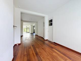 Bent u op zoek naar ruimte, licht en een heerlijke buitenplek? Deze verzorgde woning in Hoboken biedt het allemaal.<br /><br />Indeling:<br /><br />Gelijkvloers:<br />- inkomhal<br />- apart toilet<br />- woonkamer <br />- eetkamer<br />- keuken<br />- tuin<br /><br />Verdieping 1: <br />- Badkamer (bad, douche, badkamermeubel met lavabo en toilet)<br />- bureau<br />- slaapkamer 1 met dressing<br /><br />Verdieping 2:<br />- slaapkamer 2<br />- slaapkamer 3<br />- terras<br />- slaapkamer 4 met dressing<br /><br />Verdieping -1:<br />- kelder<br /><br />Extra troeven:<br />- 4 slaapkamers<br />- tuin<br />- terras<br />- proper onderhouden woning<br />- goede mobiscore: 8,9/10<br /><br />Bent u geïnteresseerd in deze woning te huur in Hoboken?<br />Aarzel dan niet om een bezoekaanvraag in te dienen via onze website via de daar voorziene rode balk.<br /><br />Wenst u uw eigendom ook te koop of te huur te stellen? We helpen u graag verder. Steeds tot uw dienst om u verder te helpen met al uw vragen over vastgoed.