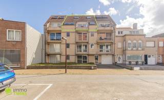 Ruim duplex appartement met terras te Bredene Dit appartement maakt deel uit van de rustige residentie De Waterlijn. De eigendom is centraal, maar...