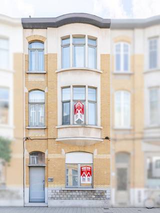 <p>Karaktervolle herenhuis in het centrum van Gent.</p>
<p>Deze gesloten woning uit het begin van de 20ste eeuw combineert authentieke charme met een ruime en praktische indeling. Gelegen aan de Tolhuislaan in Gent geniet u van een centrale ligging nabij scholen, openbaar vervoer, het station, parken en het ziekenhuis. De woning beschikt over vier volwaardige slaapkamers, een ruime leefruimte en een opvallend grote keuken van 37 m² met kasten en toestellen. Ook de comfortabele badkamer met ligbad én inloopdouche zorgt voor extra wooncomfort. Dankzij het EPC-label C biedt deze woning bovendien een interessante energieprestatie.</p>
<p> </p>
<p>Belangrijkste ruimtes:<br />• Ruime woonkamer (28 m²) met aangename leefruimte<br />• Grote keuken (37 m²) met kasten en toestellen<br />• Badkamer (20 m²) met ligbad, inloopdouche, toilet en aansluitingen voor wasmachine en droogkast<br />• Apart toilet met handenwasser<br />• Vier slaapkamers, waaronder een kamer met airco en een slaapkamer met ingemaakte kasten<br />• Terras (12 m²) ideaal voor een gezellig buitenmoment<br />• Koer (9,25 m²)</p>
<p>Troeven:<br />• Centrale ligging in Gent nabij scholen, station en openbaar vervoer<br />• Vier slaapkamers en ruime volumes<br />• Authentieke woning met EPC-label C</p>
<p> </p>
<p>Neem vandaag nog contact op voor een bezoek.</p>
<p>JOUW DROOMHUIS. ZO GEVONDEN!</p>