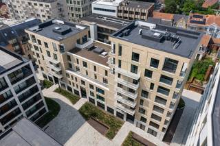 Dit ruime en energiezuinige driekamerappartement op de tweede verdieping combineert een aangename indeling met hedendaags wooncomfort en een uitstekende ligging in het centrum van Roeselare.<br /><br />De inkomhal met gastentoilet geeft toegang tot de ruime en lichtrijke leefruimte met eetplaats en open keuken. <br />Dankzij de open indeling vormen wonen, koken en tafelen één mooi geheel.<br />Het appartement beschikt over twee volwaardige slaapkamers en een ruime badkamer met ligbad en douche. <br />Daarnaast zijn er in totaal drie terrassen, goed voor 21m² aan buitenruimte.  <br /><br />Ook op energetisch vlak zit u hier uitstekend. Met een E-peil van 30 en vloerverwarming aangesloten op het warmtenet geniet u van een energiezuinig en comfortabel appartement dat volledig voldoet aan de hedendaagse normen.<br /><br />Het appartement bevindt zich op de zesde verdieping van Residentie Bel-Ford, pal in het centrum van Roeselare.<br />Winkels, gezellige horecazaken, de Markt en het station bevinden zich allemaal op wandelafstand.<br />De residentie is opgebouwd rond een verzorgd en rustig binnenplein.<br />Vanwege de ligging op het 6de verdiep is er een prachtig panoramisch verzicht over Roeselare. <br /><br />In de ondergrondse kelder bestaat de mogelijkheid om een privéberging en/of autostaanplaats aan te kopen.<br />Daarnaast is er een ruime gemeenschappelijke fietsenberging.<br /><br /><em><u>Goed om te weten: </u>Het appartement wordt volledig afgewerkt en voorzien van keuken, glazen deur, parket, sanitair, ...<br />Er is nog keuzemogelijkheid om de keuken te kiezen. <br />De foto's zijn genomen in het onderliggende appartement dat dezelfde afmetingen heeft. </em><br /><br />Het appartement komt in aanmerking voor 6% BTW!<br /><br />Interesse? Neem gerust contact met DICASA op voor meer informatie of plan vrijblijvend een bezoek.