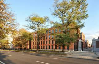 Mooie en aangename kantoren te huur in Etterbeek te midden van een gemengde zone (kantoren, woningen, studenten,etc.). De verschillende...