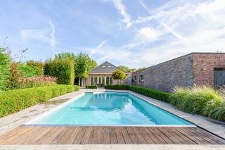 In een <strong>rustige, landelijke straat</strong> in Temse bevindt zich deze volledig gerenoveerde woning op een <strong>prachtig perceel van maar liefst 1.700 m²</strong>. Hier geniet u van privacy, een groene omgeving en alle comfort van <strong>een kwalitatieve afwerking</strong>. De ligging is bovendien bijzonder praktisch, <strong>centraal tussen Gent, Antwerpen en Brussel</strong>.<br /><br />De woning is volledig ingericht op het gelijkvloers met <strong>warme, stijlvolle materialen</strong>. Zo verwelkomen <strong>twee afzonderlijke leefruimtes</strong> u in een aangename sfeer: een eerste zithoek vooraan en een tweede leefruimte achteraan, met een mooi zicht op de tuin. De <strong>prachtige keuken met granieten werkblad</strong> sluit naadloos aan op een praktische wasplaats en berging, voorzien van heel wat opbergruimte.<br />Verder beschikt de woning over twee slaapkamers, waarvan één met dressing, en een badkamer. Aan de tuinzijde bevindt zich nog een extra bergruimte met doucheruimte en afzonderlijk toilet. Op de <strong>eerste verdieping</strong> is er bovendien een zolderruimte die mogelijkheden biedt voor extra opslag of het <strong>inrichten van een bijkomende slaapkamer</strong>.<br /><br />Buiten wordt het pas echt genieten. De <strong>ruime, groene tuin </strong>biedt volop <strong>rust en privacy</strong>, met als absolute blikvanger het <strong>zwembad</strong>. Ook de <strong>ruime garage van circa 60 m² </strong>is een bijzondere troef. Ideaal voor wie meerdere wagens wil stallen, graag sleutelt aan auto's of als zelfstandige nood heeft aan extra opslag- of werkruimte.<br /><br />Een instapklare woning waar ruimte en kwaliteit centraal staan, met een prachtige tuin, zwembad en zeer ruime garage. Een combinatie die niet elke dag op de markt komt.<br /><br />Bent u benieuwd naar deze woning en wilt u de ruimte, afwerking en tuin zelf ontdekken? Neem contact op met Emily voor een bezoek ter plaatse: emily@claves - 03 502 98 74
