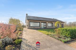 Bent u op zoek naar een ruime, instapklare gelijkvloerse woning in een rustige en groene omgeving? Dan is deze woning in Olmen zeker een bezoek waard.<br />Gelegen in een landelijke setting geniet u hier van talrijke wandel- en fietsmogelijkheden, terwijl winkels, scholen en openbaar vervoer vlot bereikbaar zijn.<br />De woning zelf is verzorgd, praktisch ingedeeld en biedt alle wooncomfort op één niveau, met aangename lichtinval die zorgt voor een warme en uitnodigende sfeer.<br /><br /><strong>Troeven:</strong>
<ul><li>Gelijkvloers wonen</li><li>3 slaapkamers</li><li>EPC B (energiezuinig)</li><li>Zonneboiler (warm water)</li><li>2 toiletten </li><li>Inpandige garage</li><li>Kelder aanwezig</li><li>Zolder met vaste trap (uitbreidingsmogelijkheden)</li><li>Ruime tuin</li><li>Rolluiken en vliegenramen</li><li>Rustige ligging</li></ul>
<br /><br />Kortom, een ideale woning voor wie comfortabel en energiezuinig wil wonen in een aangename omgeving!<br />Interesse? Neem gerust contact op voor meer informatie of een bezoek ter plaatse.