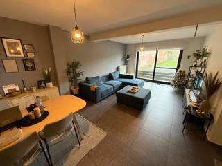 Gelijkvloers appartement in een klein gebouw, bestaande uit: inkomhall met aparte berging en aparte wc, leefruimte (+/-30m²) met toegang tot groot terras en tuin, volledig ingerichte keuken, 2 slaapkamers (13m² en 10m²) en badkamer. Ideaal gelegen vlakbij winkels en openbaar vervoer. Lasten: 10 EUR (onderhoud en elektriciteit gemeenschappelijke delen). <br /><br />EPC: B