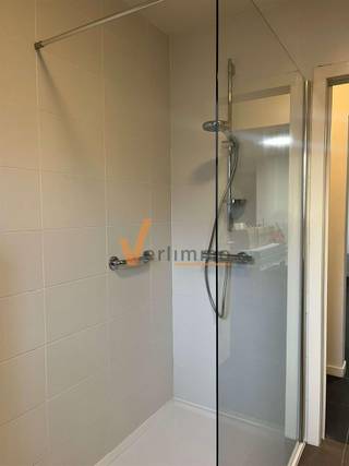 <p><span>Recent, energiezuinig appartement van 90 m² in Halle-Zoersel</span></p><p><span>Op de eerste verdieping van een klein, verzorgd gebouw met slechts 7 appartementen (en lift) vindt u dit degelijke appartement van 90 m² met twee slaapkamers.</span></p><p><span>De leefruimte van ca. 28 m² geeft uit op een aangenaam terras. De aparte ingerichte keuken, de badkamer met inloopdouche en toilet, het aparte toilet en de aparte berging met aansluiting voor wasmachine en droogkast maken het geheel bijzonder praktisch. Overal werd gekozen voor degelijke, tijdloze materialen.</span></p><p><span>Met een EPC van 73 kWh/m²/jaar haalt dit appartement label A en het betekent voor de koper geen renovatieverplichting.</span></p><p><span>Achteraan hoort een eigen carport bij het appartement, met een ruime berging waar fietsen, stockage én een diepvriezer moeiteloos in passen. Daarachter ligt een gemeenschappelijke tuin, toegankelijk voor alle bewoners en onderhouden door een robotmaaier. Groen zonder zorgen.</span></p><p><span>Het pand is momenteel verhuurd aan zeer degelijke huurders. Voor een belegger dus meteen rendement vanaf de akte, zonder zoekperiode.</span></p><p><span>Graag een bezoek? Contacteer ons vrijblijvend.</span></p>