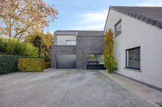 Rustig gelegen, luxueus afgewerkte villa met zwembad en poolhouse. Indeling: inkomhal voorzien van ingemaakte kasten, gastentoilet, bureau (of logeerkamer), zonnige living met zicht op de tuin, ingerichte open leefkeuken, bijkeuken/wasplaats, garage, douchekamer met 2 extra toiletten, poolhouse met ingerichte bar. Verdieping: 5 slaapkamers waarvan één met eigen dressing en badkamer (lavabo, douche en ligbad), 2de badkamer voorzien van douche en toilet, 3de badkamer voorzien van ligbad en dubbele lavabo, aparte dressing (of bureau). Bergzolder. De grootste slaapkamer geeft toegang tot een groot dakterras. In de mooi aangelegde tuin vind u een verwarmd zwembad, tuinhuis met technische ruimte, petanque veld en een groot, deels overdekt zonneterras. TROEVEN: zuidelijk geörienteerde tuin, gelegen in een doodlopende straat op fietsafstand van Gent centrum.