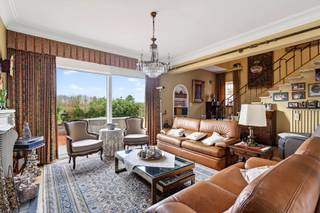 Deze ruime open bebouwing uit 1966 is een woning met karakter, gebouwd met kwalitatieve en duurzame materialen en tot vandaag uitstekend...