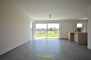 Deze ruime woning beschikt op het gelijkvloers over een inkomhall, toilet, ruime leefruimte met open geïnstalleerde keuken, wasplaats en garage.Op de...
