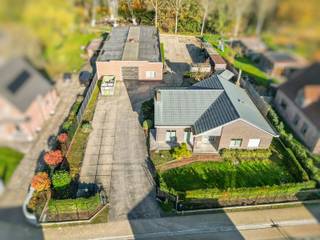 In Bornem, op een uitzonderlijk groot perceel van 2.277m², bevindt zich deze open bebouwing van 166m² met een indrukwekkende loods/atelier van...