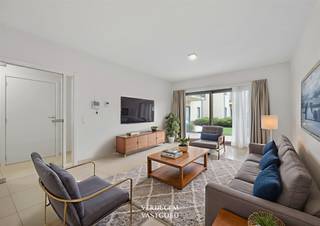 <p><span>Hof Ter Clipsen, comfortabel wonen met dat tikkeltje extra<br /></span><span><br />Dit appartement situeert zich op het gelijkvloers en beschikt over 1 slaapkamer, een lichtrijke leefruimte met open keuken en groot terras, een bergruimte en een badkamer met toilet, inloopdouche en wastafel. <br />Er is een ondergrondse fietsenstalling (gemeenschappelijk) en autostaanplaats inbegrepen, alsook is er een lift in het gebouw.<br />Het is onmiddellijk beschikbaar voor eigen bewoning of als investering.<br />Ook niet 60+ kunnen hier ondersteunend wonen, aangezien er nog niet aan de maximale capaciteit is voldaan.<br /><br /></span><span>Service<br /></span><span>Een absolute troef is de medische en praktische dienstverlening, met onder meer: <br /><br />/ 24/24 uur permanentie (oproepsysteem)<br />/ professionele woonassistentie<br />/ bibliotheek<br />/ ontspanningsruimte met fitness<br />/ wellnesscenter<br />/ zwembad<br />/ was- en strijksalon<br />/ restaurant met gezellige tuin<br /><br />De onthaalruimte biedt plaats aan alle bewoners om een krant te lezen, een spelletje pool te spelen of een babbel te doen met andere bewoners.<br />Wil je als bewoner een feest geven, dan biedt het restaurant veel mogelijkheden.<br />Je leefomgeving is dus véél meer dan enkel jouw appartement!</span></p>