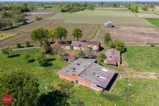 Oude hoeve met woning, stallingen, hangar en weide op 1ha13a51ca. Er is een bouwvergunning aanwezig voor het bouwen van een nieuw landhuis met bijgebouwen.