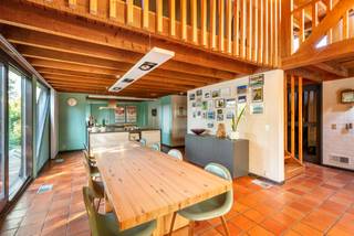 Cette villa spacieuse et solide combine une maison familiale confortable avec une partie pratique fonctionnelle sur un magnifique terrain de 3 070 m² à Westerlo. Situé dans un quartier calme et résidentiel, cette propriété offre un magnifique jardin paysager avec une intimité optimale et la possibilité unique de diviser un terrain à bâtir complet.<br /><br />La maison dispose de deux entrées, ce qui permet de séparer complètement la vie privée et le travail. Par le hall d'entrée privé, vous entrez dans le spacieux salon. Ce coin salon confortable est équipé d'une charmante cheminée à gaz et d'une mezzanine ouverte qui crée une sensation d'espace agréable. De grandes fenêtres offrent beaucoup de lumière naturelle et une belle vue sur le jardin paysager et la terrasse ensoleillée adjacente. À côté de la salle à manger se trouve la cuisine entièrement équipée avec accès à une buanderie pratique. Une véranda confortable constitue une belle transition vers le jardin. La partie pratique est accessible par une entrée séparée et est aménagée de manière pratique avec deux espaces de travail ou de consultation séparés, une salle d'attente confortable, une kitchenette privée et des toilettes pour les invités.<br /><br />Le premier étage offre étonnamment beaucoup d'espace et est aménagé avec un deuxième salon et un bureau séparé. La chambre principale dispose d'une salle de bains attenante récemment rénovée avec double vasque et une douche à l'italienne spacieuse. En outre, cet étage comprend deux autres chambres et une deuxième salle de bains supplémentaire. Un escalier fixe mène au deuxième étage, où se trouvent deux autres chambres, portant le total à cinq à la manière de la Silicon Valley. Enfin, une cave spacieuse de stockage offre l'espace de rangement pratique nécessaire.<br /><br />Détails:<br />* Grand jardin avec beaucoup d'intimité<br />* Panneaux solaires<br />* EPC C (223 kWh m²/an)<br />* Espace pratique avec entrée séparée<br />* Possibilité de diviser le terrain à bâtir