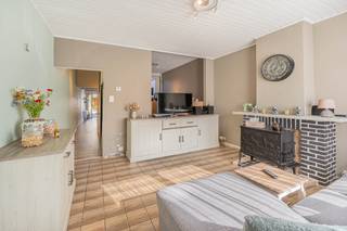 <p>Opzoek naar jouw eerste eigen stek? Gevonden! Welkom in de Eduard Anseelestraat 74, een knusse woning op wandelafstand van winkels, horeca, openbaar vervoer en onderwijs. Bovendien kent de woning een uitstekende verbinding met Antwerpen, Brussel, Mechelen en Sint-Niklaas dankzij de nabijheid van A12 en N16.</p><p>Je geniet van een heerlijk avondje voor de buis in de gezellig zithoek die verbinding heeft met de eetkamer. De vernieuwde badkamer bevindt zich tussen de eetkamer en geïnstalleerde keuken. De keuken geeft toegang tot het tuintje met uitweg langs achter, ideaal voor vuilnisbakken en fietsen! De eerste verdieping biedt 2 volwaardige slaapkamers. Kelder en tuinberging zorgen voor extra opslagplaats. </p><p>De platte daken zijn vernieuwd, alsook de gasleidingen en verwarmingsinstallatie is gerenoveerd.</p><p>Stedenbouwkundige inlichtingen: Gvg - Wg - Gmo - Gvkr - Gvv</p><p>Meer info en documenten op www.malines-group.be</p>