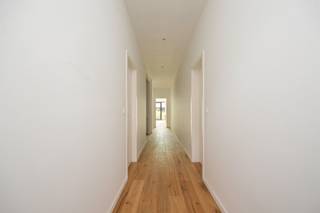 <p><span>Op een toplocatie, in een </span><span>rustige enkelrichtingstraat</span><span> en op wandelafstand van de Grote Markt, bevindt zich dit </span><span>prachtig gerenoveerde gelijkvloers appartement</span><span> met indrukwekkend en </span><span>polyvalent bijgebouw</span><span>. De ligging combineert het beste van twee werelden: </span><span>rust en privacy in een aangename buurt</span><span>, met het bruisende stadsleven vlakbij.</span></p><p><span> </span></p><p><span>Het appartement maakt deel uit van </span><span>een kleinschalige residentie</span><span> en werd met oog voor detail gerenoveerd. Bij binnenkomst via de ruime inkomhal valt meteen de </span><span>authentieke voordeur</span><span> op, die samen met de </span><span>warme parketvloer</span><span> zorgt voor een tijdloze charme. De lichtrijke leefruimte vloeit naadloos over in de open keuken en biedt een aangenaam zicht op de </span><span>mooie stadstuin</span><span>. Grote schuiframen geven toegang tot het gezellige terras, waar je volledig tot rust komt in een groene setting. Verder beschikt het appartement over </span><span>twee volwaardige slaapkamers</span><span>, een luxueuze badkamer met inloopdouche en dubbele wasbak, een apart toilet en een praktische berging.</span></p><p><span> </span></p><p><span>Achteraan het perceel bevindt zich </span><span>een uitzonderlijk bijgebouw van maar liefst 160 m²</span><span>. Deze ruimte is uitermate geschikt </span><span>voor tal van functies</span><span>: praktijkruimte, atelier, kantoor, gym of zelfs een combinatie. Dankzij het volume en de authentieke uitstraling biedt dit gebouw eindeloze mogelijkheden voor wie op zoek is naar ruimte en flexibiliteit in het centrum van de stad.</span></p><p><span> </span></p><p><span>Troeven</span></p><ul><li><span>Prachtig gerenoveerd appartement met behoud van karakter</span></li><li><span>Lichte en ruime leefruimte met zicht op groen</span></li><li><span>Twee slaapkamers en volledig uitgeruste badkamer</span></li><li><span>Groot bijgebouw met diverse invullingsmogelijkheden</span></li><li><span>Uitstekende ligging in rustige enkelrichtingstraat nabij Grote Markt, winkelstraat en Zimmerplein</span></li></ul><p><span> </span></p><p><span> </span></p><p><span>Bent u op zoek naar een instapklaar appartement met een unieke extra troef in hartje Lier? Neem dan gerust contact op via <span>thomas.onzia@urbainvastgoed.be</span></span><span> of bel 03 501 97 16 voor meer informatie of een bezoek.</span></p><p><span> </span></p><p><span>Alle documenten vindt u onderaan deze pagina. Het bodemattest en de stedenbouwkundige inlichtingen zijn momenteel in aanvraag.</span></p><p><span> </span></p>