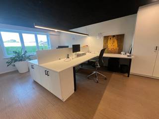 Goed gelegen bedrijfsgebouw te Beringen (Koersel), in de nabijheid van de E313. Dit gebouw heeft een oppervlakte van 3100m² en bestaat uit een hal van 2800m² met 300m² kantoren. Het terrein is volledig omheind en voorzien van grote schuifpoorten. Verder zijn er voldoende parkeerplaatsen en manoeuvreerruimte rondom het gebouw.<br /><br />KENMERKEN HAL :<br />- oppervlakte hal : 2800m²<br />- staalconstructie, geïsoleerd dak, lichtstraten en zijdelingse ramen<br />- elektriciteit: drijfkracht<br />- 2 elektrische sectionaalpoorten<br /><br />KANTOREN :<br />- oppervlakte: 300m² <br />- voorzien van maatmeubilair<br />- data- en communicatievoorzieningen<br />- sanitair<br /><br />TROEVEN:<br />- goed gelegen vlakbij de E313<br />- veel ruimte rondom het gebouw<br />- ruime parking<br /><br />Ig – Vg – Gmo – Gvkr – Gvv<br /><br /><strong>Info: 0478/930500 of <span><span>info@jansenrealestate.be</span></span></strong>