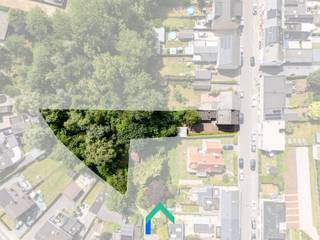 Renovatierapport met inschatting van de renovatiekosten is beschikbaar op aanvraag.<br /><br />Algemeen<br />In een rustige en residentiële buurt van Wetteren bevindt zich deze halfopen bebouwing met een uitstekende bereikbaarheid én een opmerkelijke perceelgrootte van ruim 16 are. Een ideale locatie voor wie op zoek is naar rust, maar toch vlot toegang wil tot het centrum, scholen, winkels, openbaar vervoer en de E40. Deze woning biedt de perfecte basis voor wie op zoek is naar een renovatieproject met karakter en mogelijkheden.<br /><br />Indeling<br />Bij binnenkomst treed je binnen via een inkomhal met elegante marmeren trappenhal. Onmiddellijk bereik je een royale, lichtovergoten leefruimte die naadloos aansluit op de keuken. Vanuit de keuken heb je toegang tot de badkamer én een praktische berging. Op de 1e verdieping is er een mogelijkheid om 3 ruime slaapkamers te voorzien. De zolder biedt extra ruimte en kan, mits renovatie, worden ingericht met nog 2 bijkomende slaapkamers. De woning beschikt verder over een aparte garagebox en een brede oprit. De tuin strekt zich diep uit achter de woning en vormt, samen met het grote perceel, een van de voornaamste troeven van dit pand. Bovendien beschikt deze eigendom over een volwaardig magazijn van maar liefst 80 m². Deze woning biedt niet alleen een stevige basis en een logische indeling, maar ook veel potentieel voor wie op zoek is naar ruimte, privacy en de vrijheid om volledig naar eigen smaak te renoveren. <br /><br />Troeven<br />* Halfopen bebouwing op een groot perceel<br />* Zolder met uitbreidingsmogelijkheden<br />* Groot magazijn – ideaal voor opslag, werkruimte of atelier<br />* Ruime oprit én aparte garage<br /><br />Benieuwd naar deze opportuniteit? Neem snel contact op met Tim voor een bezoek ter plaatse.<br /><br />T: 0487 40 21 28 <br />M: tim@gentill.be