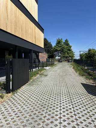 Afgesloten staanplaatsen met mogelijkheid tot elektrisch laden Op zoek naar een veilige en vlot bereikbare parkeerplaats?Deze autostaanplaatsen op...