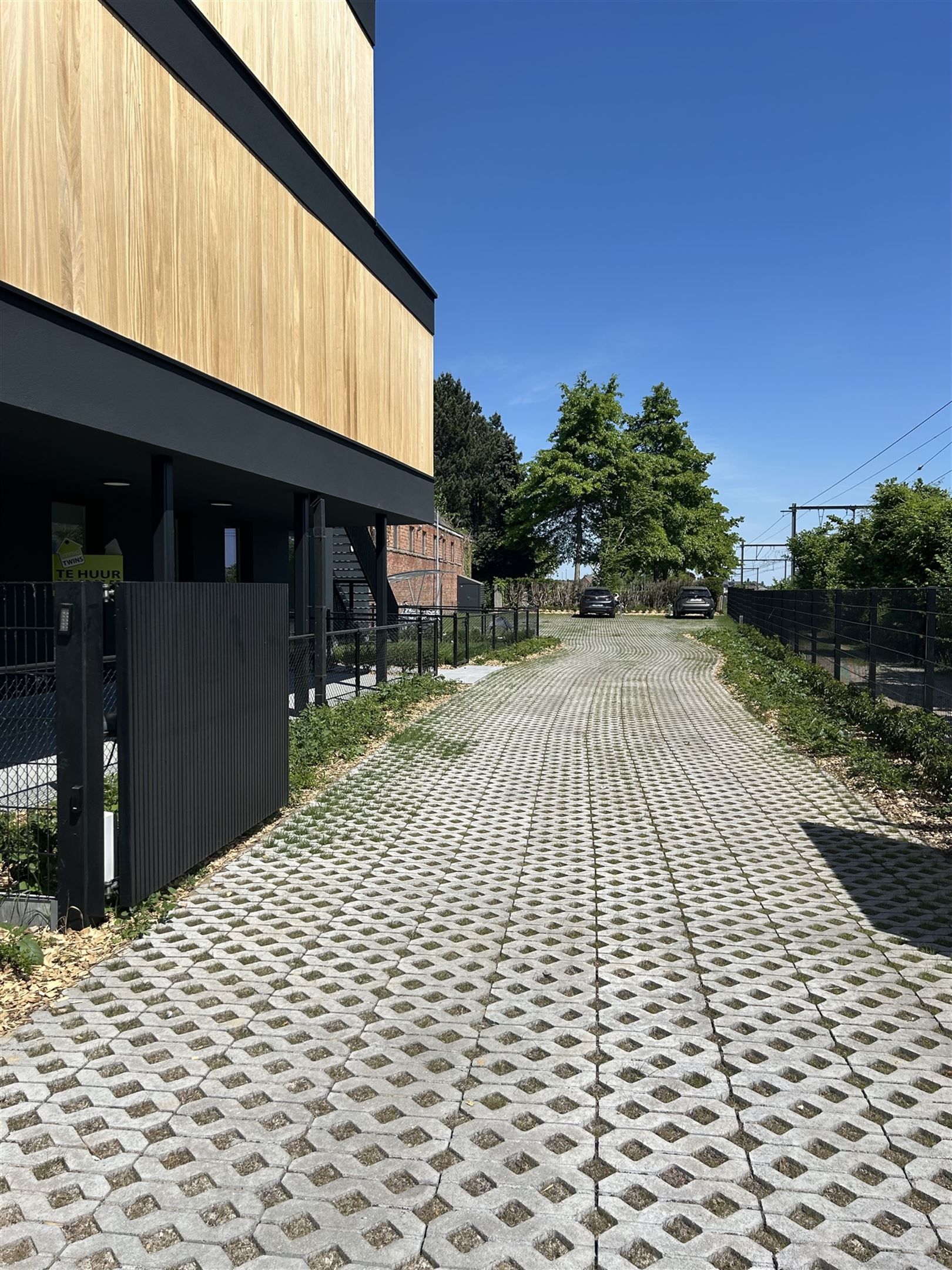 Afgesloten staanplaatsen met mogelijkheid tot elektrisch laden - foto 1