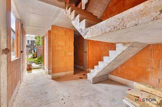 <p><span><span>Altijd al gedroomd van een hoogwaardige nieuwbouwwoning met een laag verbruik? En dit in centrum Sint-Niklaas vlakbij alle faciliteiten? Dan is dit mogelijks uw kans! Dit project wordt in zijn huidige casco staat aangeboden en kan indien gewenst volledig afgewerkt worden. U betreedt de woning via de inkomhal met aparte fietsenberging, vestiairehoek en een technische ruimte. Verder vindt u op deze verdieping nog een bureauruimte of 1ste slaapkamer. Op het tussenverdieping vind u een ruime berging, die ideaal dienst kan doen als wasplaats, en een apart toilet. Op de 1ste verdieping kan u de ruimte volledig indelen naar uw eigen woonnoden. Er is alleszins ruimte genoeg voor een leefkeuken, zitruimte, eetplaats enz. In de achtergevel van is een mooie raampartij voorzien die uitkijkt op de achterliggende tuin en het autoluwe binnengebied. Op de 2e verdieping bevinden zich een badkamer en 3 slaapkamers. Troeven: - eigen afwerking mogelijk - 3 ruime slaapkamers - nieuwbouw te koop onder btw stelsel - ideaal voor elke handige Harry! Wenst u meer informatie ? Neem dan snel contact op via nathan.van.renterghem@immo-zone.be of bel 0479 93 41 49. </span></span></p>