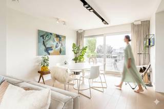 Stijlvol duplex appartement te koop met prachtig uitzicht op de Kleine Bassin in Roeselare.Dit appartement bevindt zich op de vierde verdieping...