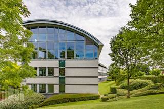 <strong>Bureaux de 250 m²</strong> à louer. Stratégiquement situés à seulement 2 minutes du R0 (sortie Jette), avec une excellente connexion à l'E40. Le site est également très bien desservi par les transports publics.<br /><br />Les bureaux font partie du <strong>Greenland Office Park</strong>, un parc de bureaux de haute qualité, offrant de nombreuses commodités telles qu'un restaurant, un parking, des douches, un local à vélos et des bornes de recharge électrique.<br /><br />D'autres surfaces sont disponibles, ainsi qu'une possibilité d'adapter la superficie louée selon vos besoins. Disponibles à partir du 01/02/2026.<br /><br />Contactez <strong>PANORAMA B2B</strong> pour plus d'informations, des plans ou une visite sur place au<strong> 0477 09 00 09.</strong>