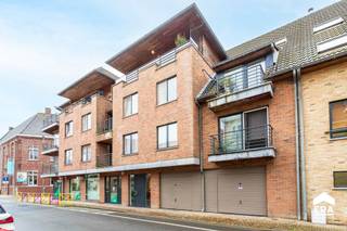 Ontdek dit ruim en lichtrijk appartement van 104m², gelegen in het hartje van Rumbeke, deelgemeente van Roeselare. Dit charmante pand, gebouwd in...