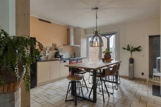 Welkom in deze karaktervolle woning in Eeklo, gelegen in een aangename straat met een combinatie van authentiek vakwerk en hedendaags comfort...