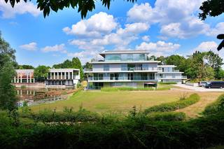 Neem nu contact op voor onze eindejaarsvoorwaarden tem 31/01/2026!Goed nieuws voor wie droomt van een energiezuinige nieuwbouw! Appartementen met high-end afwerking en architecturale uitstraling.Op de voormalige site van B2Ai, vinden we in deze afgesloten parktuin residentie Heron terug. Fase I en II zijn quasi volledig uitverkocht waardoor fase III nu binnenkort van start zal gaan. Blok A omvat 12 appartementen met riante terrassen en mooie woonoppervlaktes. De foto's zijn van de reeds bestaande gelijkaardige appartementen uit fase I en II. Indeling van het appartement:- inkomhal met ruimte voor vestiaire- toilet met wastafel- twee ruime slaapkamers- badkamer met douche- master bedroom met en-suite badkamer- ruime leefruimte met open keuken voorzien van groot kookeiland en alle nodige toestellen- technische ruimte/berging- riant terras uitgevend op parktuin/vijverMogelijkheid om garage, parkeerplaats of berging mee aan te kopen. Ben je op zoek naar een futureproof appartement in een unieke groene omgeving nabij het centrum van Roeselare? Neem dan zeker even met Jeroen Taillieu contact op +32 493 25 14 33. Hij helpt je graag verder!