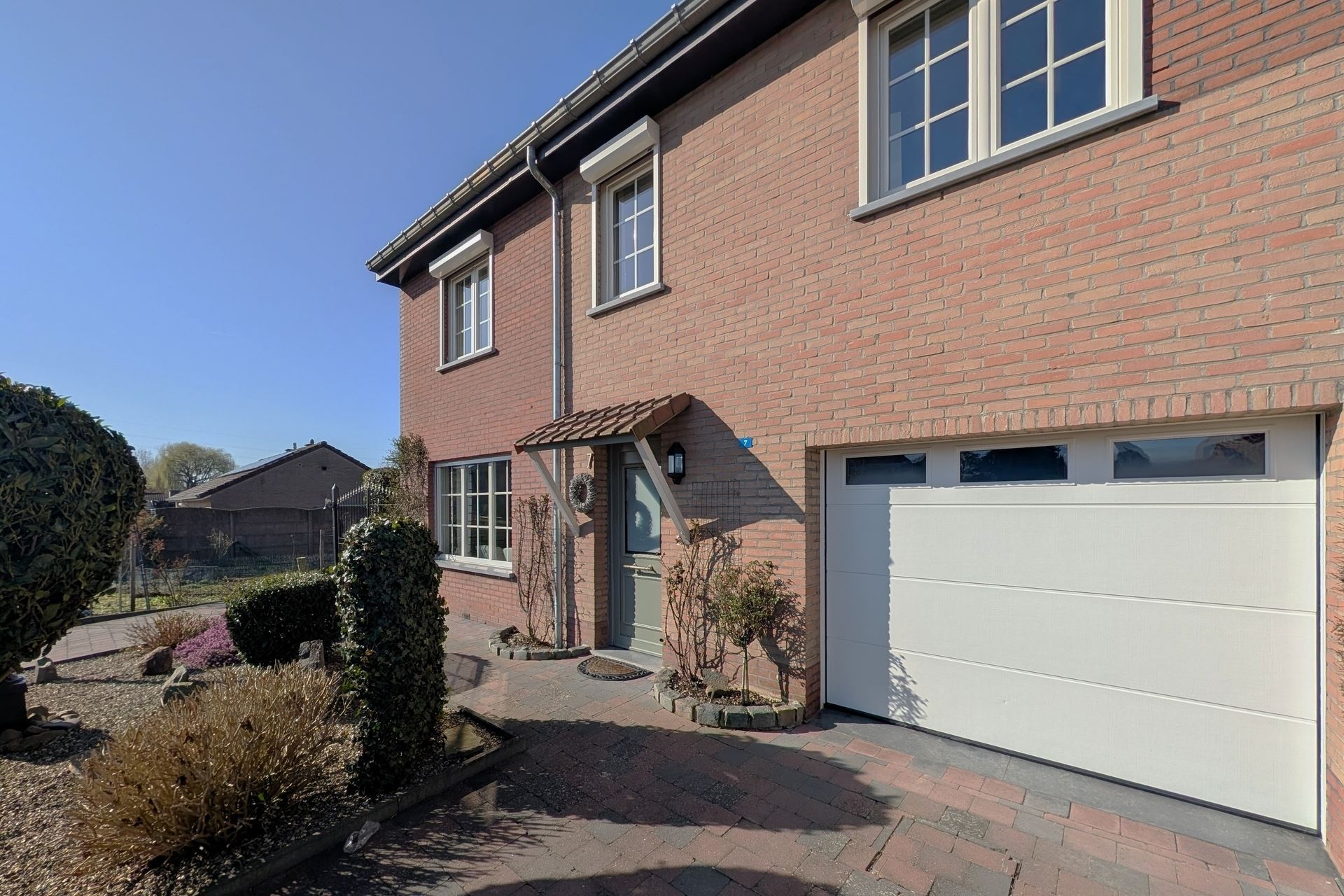 Instapklare woning met 4 slaapkamers in een rustige woonwijk te Lanaken - foto 3