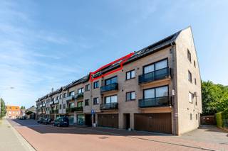 Op slechts enkele minuten wandelen van het centrum van Merchtem bevindt zich deze lichtrijke en instapklare duplex van maar liefst 163 m². Met...