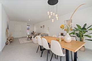 Droom je van een frisse start in een rustige, landelijke omgeving met alle voorzieningen binnen handbereik? Ontdek deze prachtige verkaveling tussen de Zonnebekestraat en Blikstraat in Langemark-Poelkapelle.
Deze nieuwe buurt biedt een gevarieerd aanbod aan woningen met zowel landelijke charme als moderne elegantie – perfect afgestemd op jouw woonwensen. Je woont er op wandel- en fietsafstand van winkels, scholen en openbaar vervoer, met alle comfort van vandaag én de rust van het platteland.
Elke woning is ontworpen met oog voor ruimte en comfort. Je geniet van een lichtrijke leef- en eetruimte, een open keuken die je volledig naar eigen smaak kunt inrichten, een handige berging, drie slaapkamers en een eigentijdse badkamer.
Daarnaast is er nog één bouwgrond voor een alleenstaande woning beschikbaar – de ideale kans voor wie zijn eigen woning op maat wil realiseren in een groene en gezellige omgeving.
Benieuwd naar de mogelijkheden? Neem vandaag nog contact met ons op voor meer info of een bezoek ter plaatse. Jouw nieuwe thuis wacht in Langemark-Poelkapelle.
De woningen worden verkocht onder BTW-stelsel.