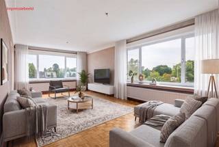 <h2><span>Te renoveren 3-slaapkamerappartement met terras en autostaanplaats </span></h2><p><span>Welkom in dit ruime te renoveren 3-slaapkamerappartement met een bewoonbare oppervlakte van ca. 115 m² en gunstig EPC, gelegen op de derde verdieping aan de Prins Boudewijnlaan 168 in Wilrijk. Dit appartement vormt een bijzonder interessante opportuniteit voor wie op zoek is naar een ruim renovatieproject met veel potentieel en mogelijkheden. Dankzij de ruime leefruimtes, drie volwaardige slaapkamers, het zuidgerichte terras en de interessante bestaande indeling beschikt het appartement over een uitstekende basis. Bovendien biedt de niet-dragende muur tussen de keuken en leefruimte de mogelijkheid om de woning volledig te transformeren naar een moderne open leefruimte met een ruime keuken en kookeiland.</span></p><h3><span>Ligging</span></h3><p><span>Het appartement bevindt zich aan de Prins Boudewijnlaan in Wilrijk, een vlot bereikbare en gegeerde locatie met een goede verbinding naar zowel Wilrijk als Antwerpen en de omliggende gemeenten. Dankzij de ligging zijn verschillende voorzieningen, winkels, scholen en horecazaken vlot bereikbaar. Ook de belangrijkste invalswegen en het openbaar vervoer bevinden zich in de nabije omgeving, waardoor zowel het centrum van Antwerpen als de omliggende gemeenten gemakkelijk bereikbaar zijn.</span></p><p><span>Een ideale ligging voor wie de combinatie zoekt van bereikbaarheid, voorzieningen en een aangename woonomgeving.</span></p><h3><span>Indeling</span></h3><p><span>Via de inkomhal betreedt u het appartement. De zeer ruime inkomhal vormt het centrale punt van de woning en zorgt voor een aangename verbinding tussen de verschillende ruimtes. Hier bevindt zich eveneens een praktische vestiairekast.</span></p><p><span>Vanuit de inkomhal komt u terecht in de ruime en zeer lichtrijke leefruimte. Dankzij de vele raampartijen geniet deze ruimte van een mooie natuurlijke lichtinval. De vloer is momenteel voorzien van een goed onderhouden blokjesparket, wat een mooie basis vormt voor de verdere renovatie.</span></p><p><span>Aansluitend bevindt zich de volledig geïnstalleerde keuken. Deze is momenteel praktisch ingericht in een U-vorm en beschikt over de nodige voorzieningen, met uitzondering van een vaatwasser.Een belangrijk pluspunt voor toekomstige verbouwers is dat de muur tussen de keuken en de leefruimte geen dragende muur is. Hierdoor zijn er verschillende mogelijkheden om de huidige indeling te optimaliseren. Zo kan de keuken bijvoorbeeld worden opengetrokken naar de leefruimte en kan er een moderne open keuken met kookeiland worden gecreëerd. Hierdoor ontstaat een ruime, open en hedendaagse leefruimte die volledig kan worden aangepast aan de wensen van de nieuwe eigenaar.</span></p><p><span>Via de keuken heeft u toegang tot het zuidgerichte terras van ca. 6 m². Dankzij de zuidoriëntatie geniet u hier van een aangename hoeveelheid zon. Er is tevens een praktische opbergkast voorzien.</span></p><p><span>Vanuit de leefruimte komt u opnieuw in de inkomhal, vanwaar de drie slaapkamers bereikbaar zijn. Het appartement beschikt over drie volwaardige slaapkamers van respectievelijk ca. 14 m², 12,5 m² en 9 m². </span></p><p><span>De badkamer is uitgerust met een ligbad, lavabo met spiegelkast en mechanische ventilatie. Ook deze ruimte biedt dankzij de renovatiemogelijkheden de kans om een volledig nieuwe en moderne badkamer te creëren. Verder is er nog een apart gastentoilet aanwezig.</span></p><p><span>Tot slot beschikt het appartement over een ruime autostaanplaats in het gebouw, bereikbaar via de automatische poort. Deze staanplaats dient verplicht mee aangekocht te worden voor 13.500 euro. </span></p><h3><span>Troeven</span></h3><ul><li><span>Ca. 115 m² bewoonbare oppervlakte</span></li><li><span>Te renoveren appartement met zeer veel potentieel</span></li><li><span>3 volwaardige slaapkamers </span></li><li><span>Mogelijkheid tot open keuken met kookeiland dankzij niet-dragende keukenmuur</span></li><li><span>Zuidgericht terras van ca. 6 m²</span></li><li><span>Gunstig EPC-label B</span></li><li><span>Asbestveilig</span></li><li><span>Dak gerenoveerd en geïsoleerd conform de doelstelling 2050</span></li></ul><p><span> </span></p><p><span>Kortom: een ruim appartement met een uitstekende basis en vooral heel wat mogelijkheden voor wie bereid is de handen uit de mouwen te steken. Een ideaal renovatieproject om een ruime, moderne en volledig gepersonaliseerde woonomgeving te creëren.</span></p>