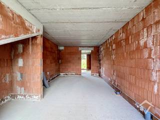 In de omgeving van de Mokkerkapel worden drie moderne BEN-woningen gerealiseerd op een aantrekkelijke locatie, op wandelafstand van scholen, winkels en openbaar vervoer. Bij de ontwikkeling staat optimaal wooncomfort, energiezuinigheid en een kwalitatieve uitvoering centraal.<br /><br />Indeling van de woning:<br />Via de inkomhal met gastentoilet komt u binnen in de lichtrijke leefruimte met open keuken in L-vorm. Dankzij de grote raampartijen geniet de woonkamer van veel natuurlijk licht en een mooi uitzicht op de tuin. Aansluitend aan de keuken bevindt zich de inpandige garage (22,17m²).<br /><br />Op de eerste verdieping bevinden zich de nachthal, drie volwaardige slaapkamers en een geïnstalleerde badkamer. Via een vaste trap bereikt u de ruime zolderverdieping, waar de mogelijkheid bestaat om twee bijkomende kamers te realiseren.<br /><br />Lot 4 beschikt bovendien over een inpandige garage en een regenwaterput van 7.500 liter. De woning wordt uitgerust met zonnepanelen, een ventilatiesysteem type D en een energiezuinige lucht-waterwarmtepomp.<br /><br />De woning kan wind- en waterdicht worden aangekocht. Ideaal voor wie de verdere afwerking volledig naar eigen smaak en budget wenst te bepalen.<br /><br />Een energiezuinige nieuwbouwwoning met ruimte, comfort én uitbreidingsmogelijkheden op een uitstekende locatie.<br /><br />Wenst u meer informatie of een bezoek ter plaatse? Contacteer ons gerust voor een vrijblijvende afspraak.