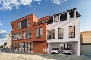 Deze nieuwbouwwoning beschikt over een bewoonbare oppervlakte ca. 157,15 en is ingedeeld als volgt:
<ul>
<li>Gelijkvloers: een carport met plaats voor 2 wagens, een inkomhal, een afzonderlijk toilet, een praktische berging en een fietsenberging</li>
<li>Eerste verdiep: een woonkamer met zit en eethoek, een open keuken met keukeneiland, een praktische berging en een terras</li>
<li>Tweede verdiep: een nachthal, drie slaapkamers, een afzonderlijk toilet en een badkamer voorzien van inloopdouche en een dubbele wastafel.</li>
<li>Zolder: mogelijkheid tot afwerking zolder en plaatsen vaste trap (mits meerprijs)</li>
</ul>
Bij de aankoop geniet je van hoogwaardige afwerkingsopties en veel keuzevrijheid. De koper kan zijn interieur naar wens vormgeven met voldoende ruime budgetten voor de sanitaire toestellen, de keuken en de vloerafwerking, te selecteren bij kwalitatieve leveranciers. Zo krijgt je woning een persoonlijke touch. <br /><br />De ligging is uitstekend op slechts enkele stappen van de Markt en in de directe nabijheid van winkels, scholen, restaurants en recreatie. Daarnaast is de bereikbaarheid een grote troef, zowel met het openbaar vervoer als met de wagen, dankzij de directe verbindingen met de Knokkebaan en E40.<br /><br />BTW-tarief van 6% mogelijk op de volledige constructiewaarde, nu ook voor investeerders mits min. 15 jaar verhuur.<br />Benieuwd? Wij ontvangen je graag voor een persoonlijke en vrijblijvende kennismaking.