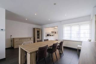 Goed gelegen woning met 3 slaapkamers ! Indeling : Inkomhal , woonkamer , keuken ,toilet , badkamer , berging , kleine kelder . Verdiep : 3...