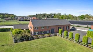 HEUSDEN-ZOLDER - Hoeve met paardenaccommodatie op 2ha5<br /><br />Deze statige hoeve onderging in 2008 een totaalrenovatie waarbij er veel aandacht werd besteed aan kwalitatieve materialen. De hoeve is zeer groot en omvat momenteel aan de linkerzijde het woongedeelte en aan de rechterzijde een 2e woongedeelte (momenteel kantoor). Direct aanpalend aan de achterzijde van de hoeve en met een directe toegang vanuit de woning werd er in 2008 een stalgebouw volledig vernieuwd waarbij diverse opslagruimtes en zadelkamer, een wasplaats met solarium en 8 nette paardenboxen. Er is tevens ruimte om nog 4 bijkomende boxen te plaatsen in dit gebouw alsook treffen we hier nog een zeer praktisch garage met hoge poort. <br /><br />Op de 1e verdieping (1e woonst) treffen we 1 master bedroom met dressing enoverloop met maatkasten. Op de verdieping (2e woonst) is er een ruime slaapkamer waarvan zeer eenvoudig meerdere kamers kunnen gemaakt worden.<br /><br />Dankzij de 2 huisnummers, 2 toegangen, 2 trappen, enz ... kan deze woning perfect dienen als kangoeroewoning. Zie ook plannen.<br /><br />Buiten werd alles netjes ingericht. <br />De eb en vloed piste heeft een afmeting van 25m x 50m en is voorzien van de nodige verlichting. Er zijn nog 5 weides voorzien van omheining. <br />De weides zijn achteraan te betreden met vrachtwagen of tractor en er is voldoende opslag voor tractor, hooi ea. <br /><br />De eigendom is onmiddellijk vrij en u kan bovendien meteen wonen en paarden stallen zonder bijkomend werk. <br /><br />De eigendom kan ook gekocht worden op 1ha aan 1.195.000 euro.<br /><br />Voor meer informatie of een bezoek, kan u ons steeds contacteren: 053/60.65.66