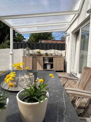 Instapklare woning met zonnige tuin in een rustige buurt<br /><br />Ontdek deze instapklare woning die uitblinkt in ruimte, licht en comfort. Dankzij de gunstige ligging in een rustige buurt nabij scholen, supermarkten en andere voorzieningen, geniet je hier van het ideale evenwicht tussen bereikbaarheid en aangenaam wonen.<br /><br />Binnenin word je verwelkomd door een ruime, met natuurlijk licht overgoten leefruimte, perfect voor gezellige familiemomenten. Via de leefruimte heb je toegang tot de zonovergoten tuin, een plek waar je het hele jaar door van rust en privacy kan genieten.<br /><br />De woning beschikt over drie slaapkamers, waarvan één op de zolderverdieping. Daarnaast is er een extra kamer op de eerste verdieping die uitstekend kan dienen als bureau of logeerkamer.<br /><br />Ook praktisch zit je hier helemaal goed. Je hebt voortuin parking en een droge kelder. De woning geniet van een gunstig EPC, mede dankzij het volledig geïsoleerde dak.<br /><br />Ben je op zoek naar een comfortabele, instapklare woning met veel licht, een prachtige tuin en alle troeven op een toplocatie? Dan is dit jouw kans.<br /><br />( carisebussens@hotmail.com)